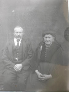 Ritratto di marito e moglie in abiti tradizionali (1920 - 1930)